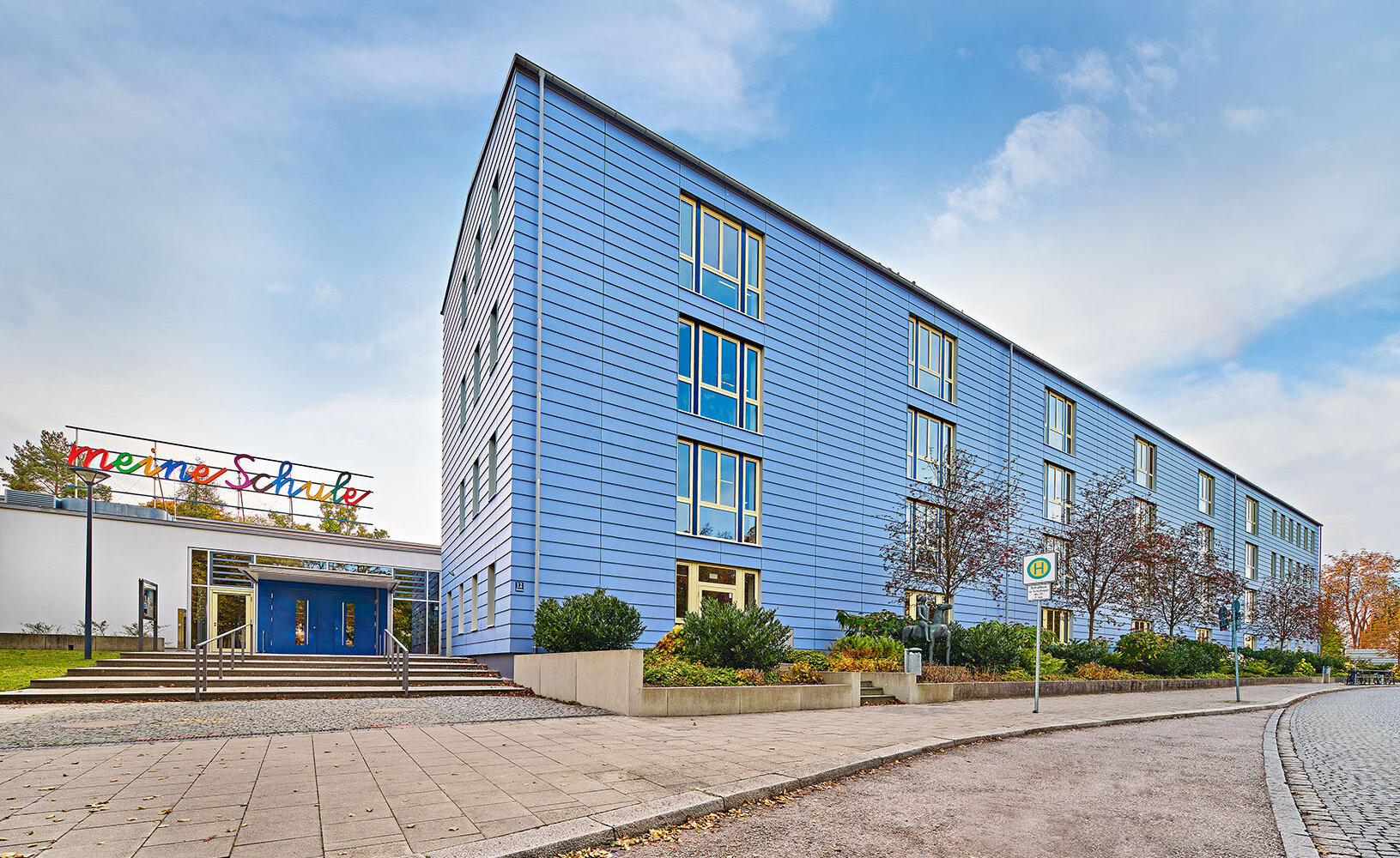 Gebäudeansicht der Grundschule Amphionpark in München mit Holz-Aluminium-Fenster von BUG