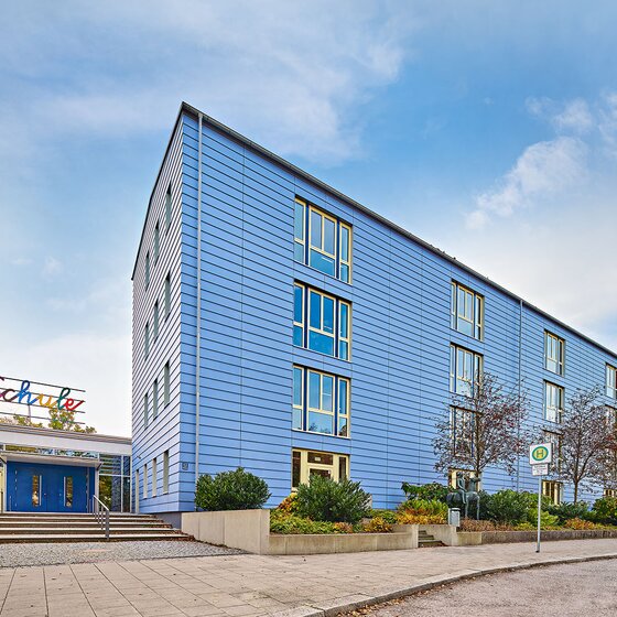 Gebäudeansicht der Grundschule Amphionpark in München mit Holz-Aluminium-Fenster von BUG