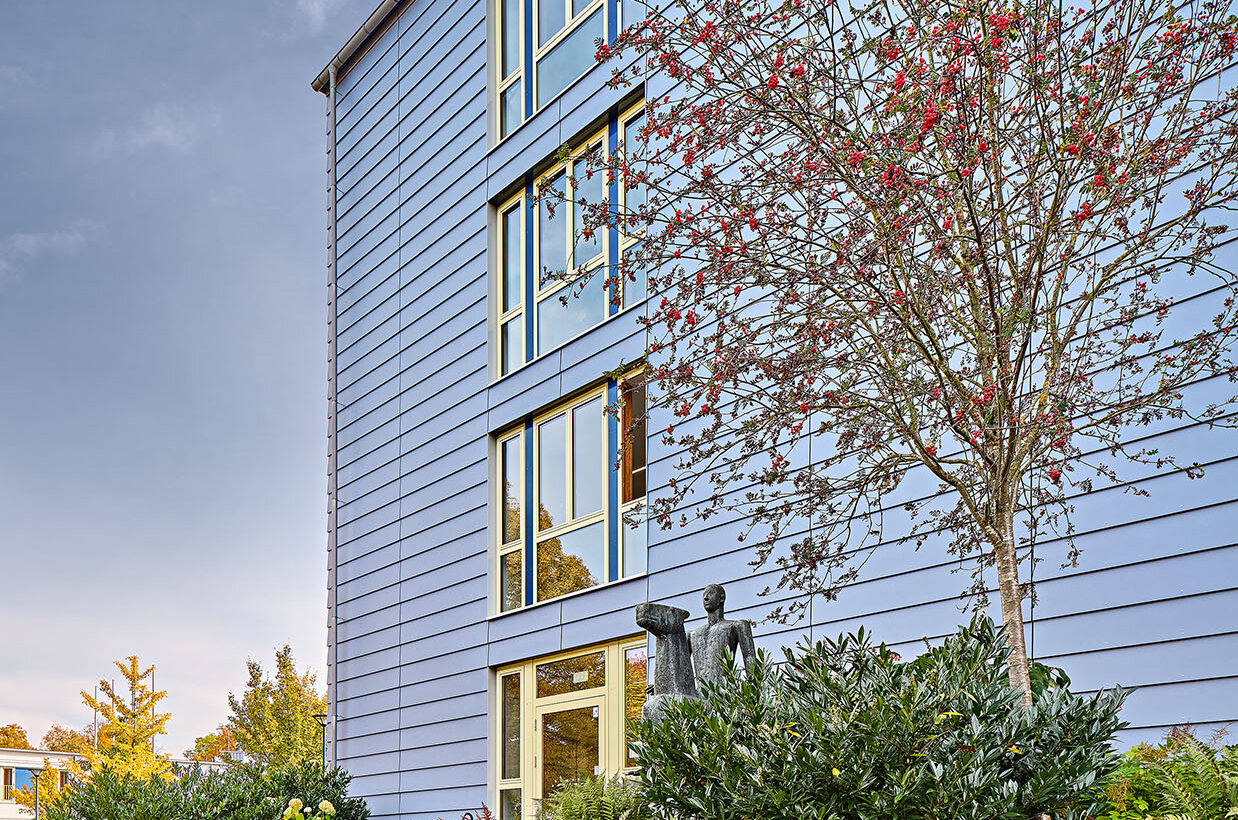 Seitliche Gebäudeansicht der Grundschule Amphionpark in München mit Holz-Aluminium-Fenster von BUG
