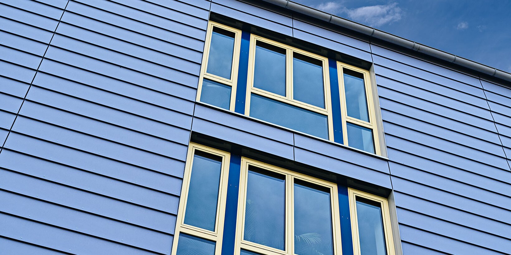 Fassadenansicht der Grundschule Amphionpark in München mit Holz-Aluminium-Fenster von BUG