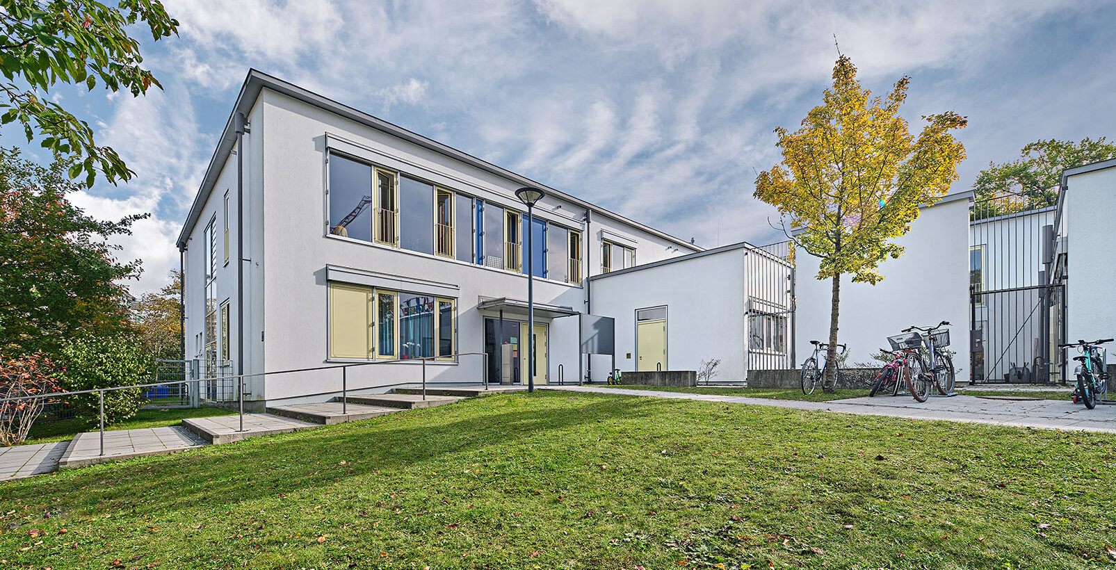 Gebäudeansicht vom Innenhof der Grundschule Amphionpark in München mit Holz-Aluminium-Fenster von BUG