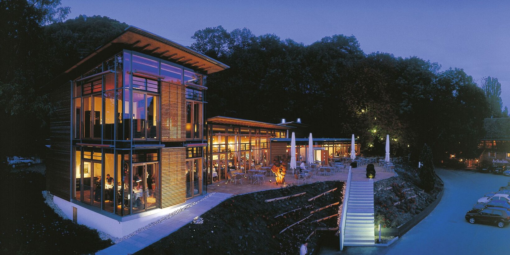 Gebäudeansicht des Achalm Restaurants in Reutlingen mit flächenbündigen Holz-Aluminium-Fenstern von BUG