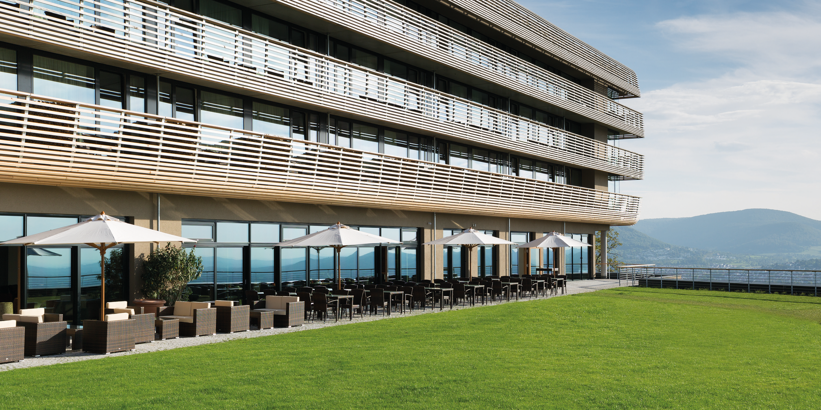 Gebäudeansicht des Achalm Hotels in Reutlingen mit flächenbündigen Holz-Aluminium-Fenstern von BUG
