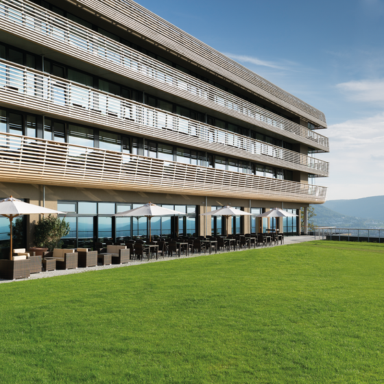 Gebäudeansicht des Achalm Hotels in Reutlingen mit flächenbündigen Holz-Aluminium-Fenstern von BUG