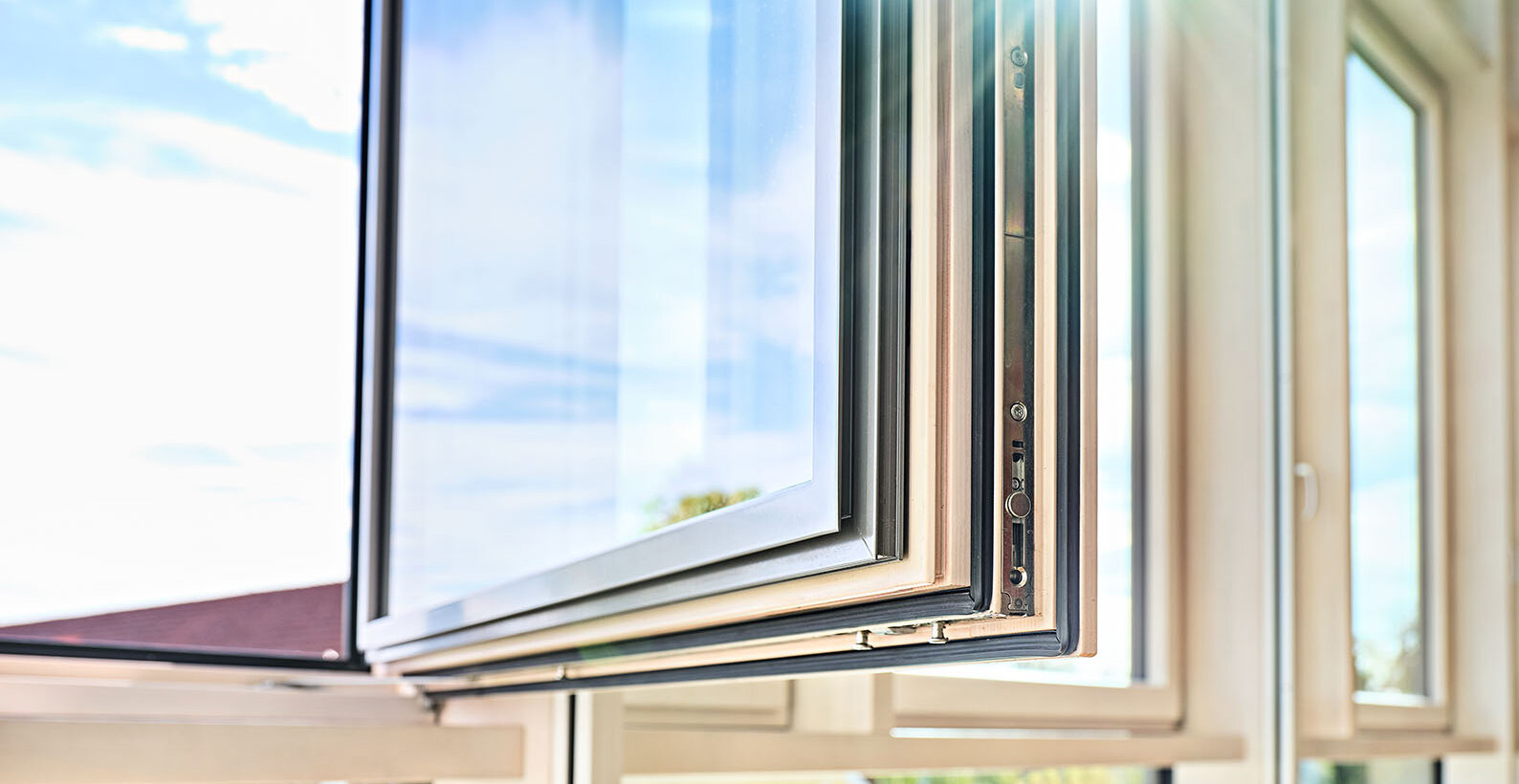 Flügelprofil des flächenbündigen Holz-Aluminium-Fensters von BUG im Landratsamt in Ebersberg