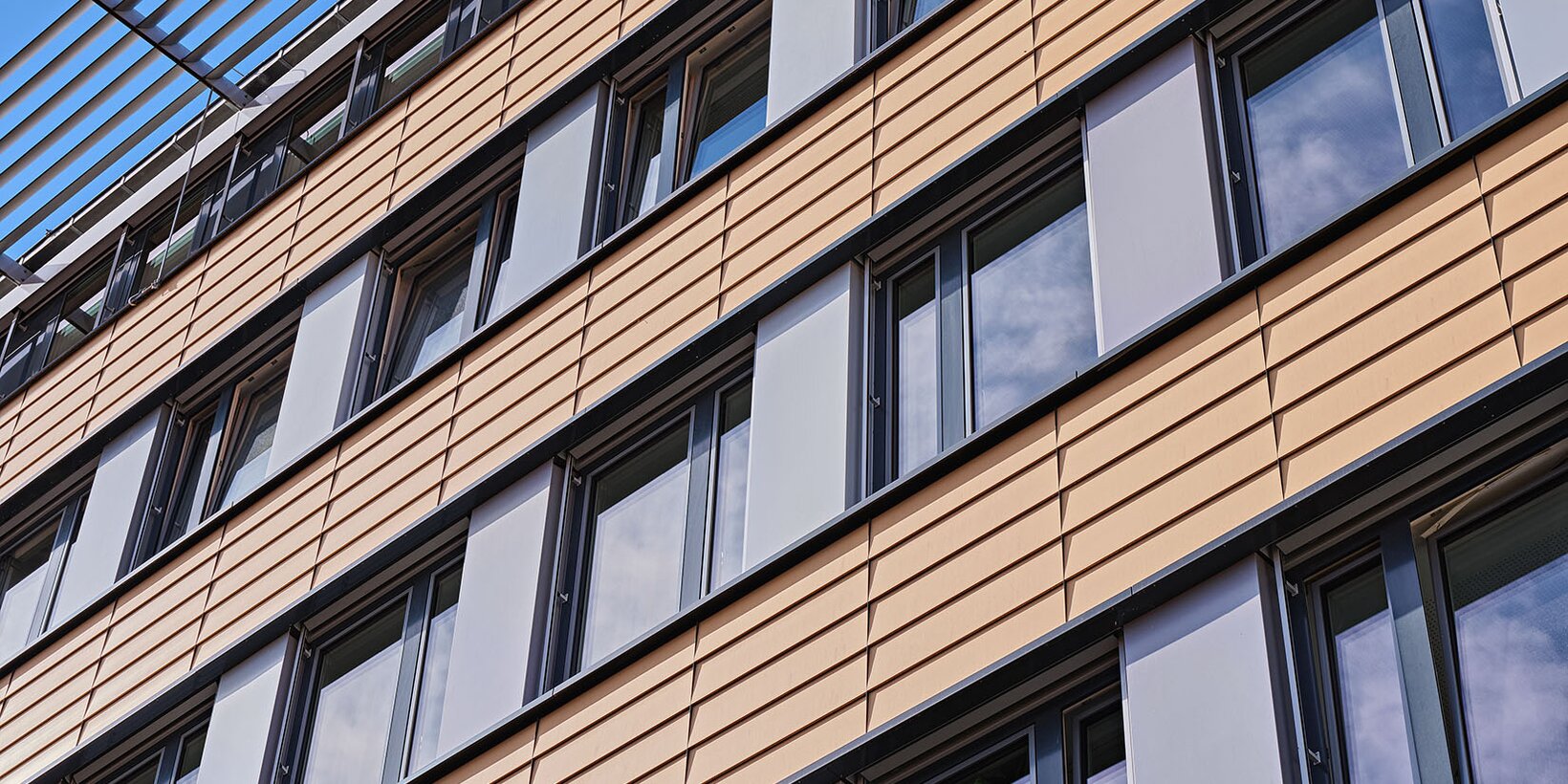Fassadenansicht des Landratsamt in Ebersberg mit Holz-Aluminium-Fenster von BUG