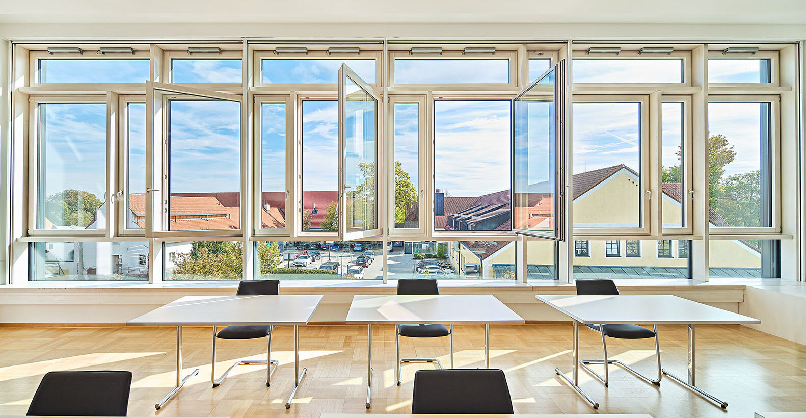 Räumlichkeiten des Landratsamtes in Ebersberg mit hellen Holz-Aluminium-Fenster von BUG