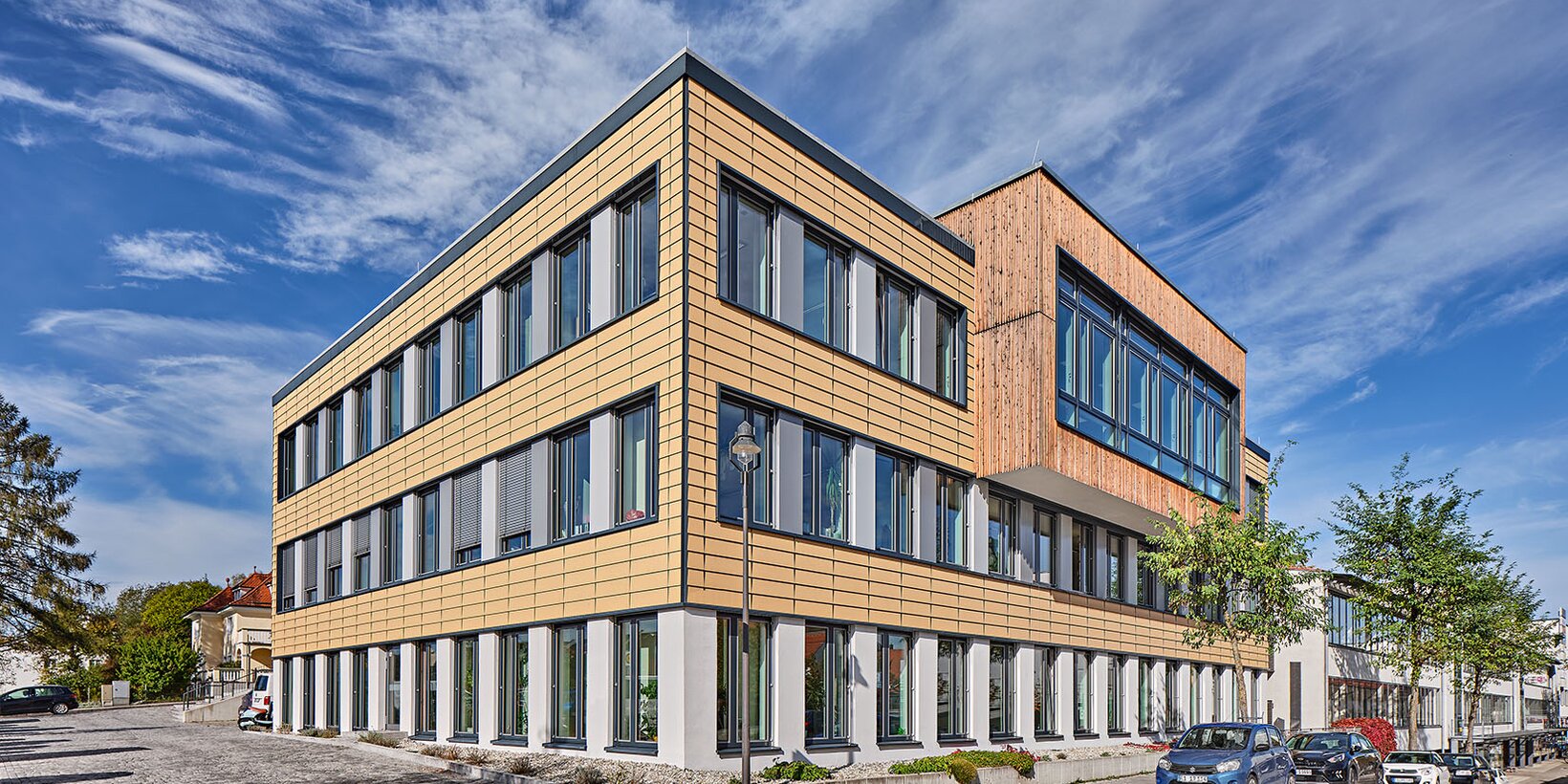 Gebäudeansicht des Landratsamtes in Ebersberg mit Holz-Aluminium-Fenster von BUG