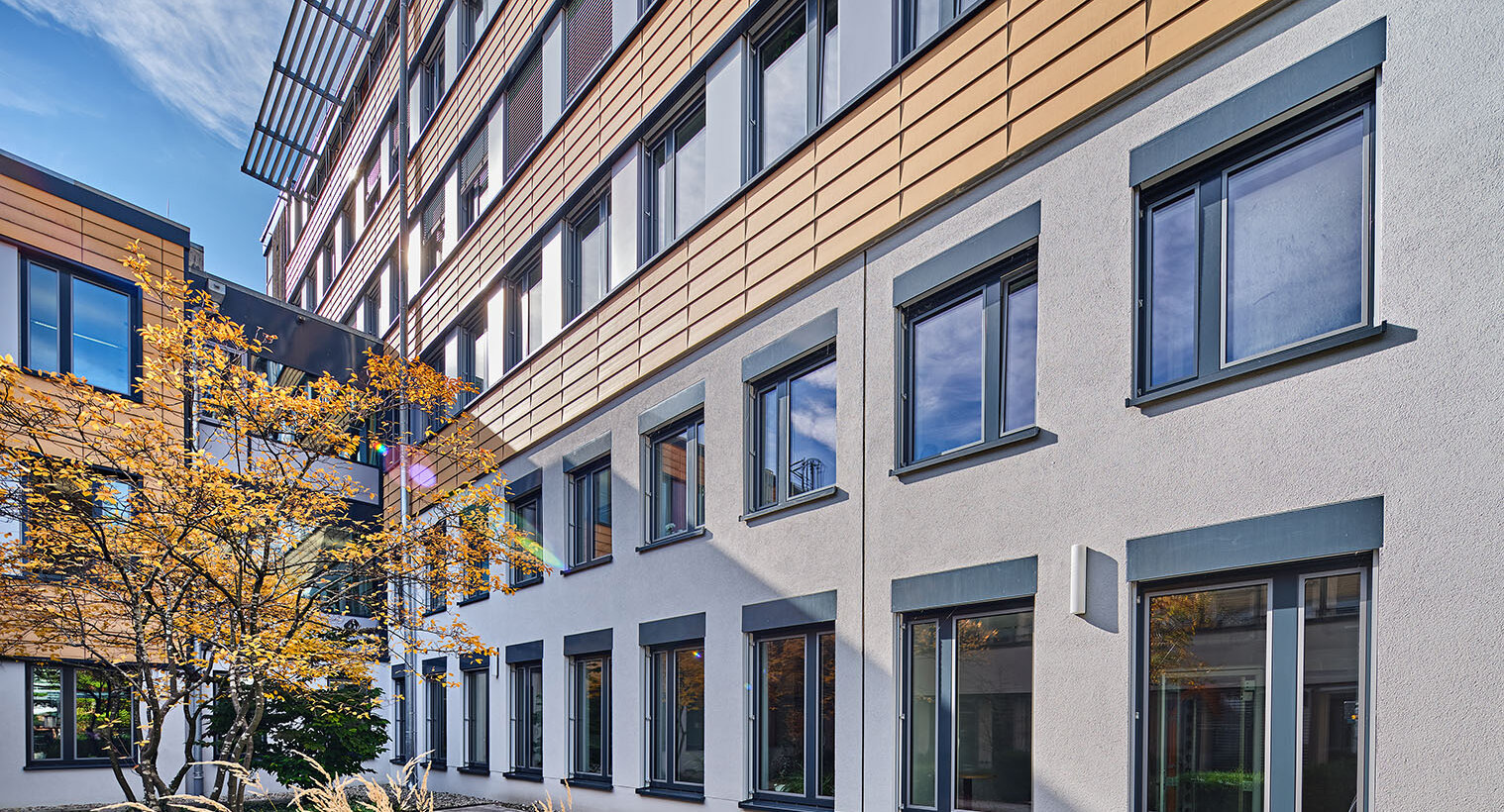 Seitliche Gebäudeansicht des Landratsamtes in Ebersberg mit Holz-Aluminium-Fenster von BUG