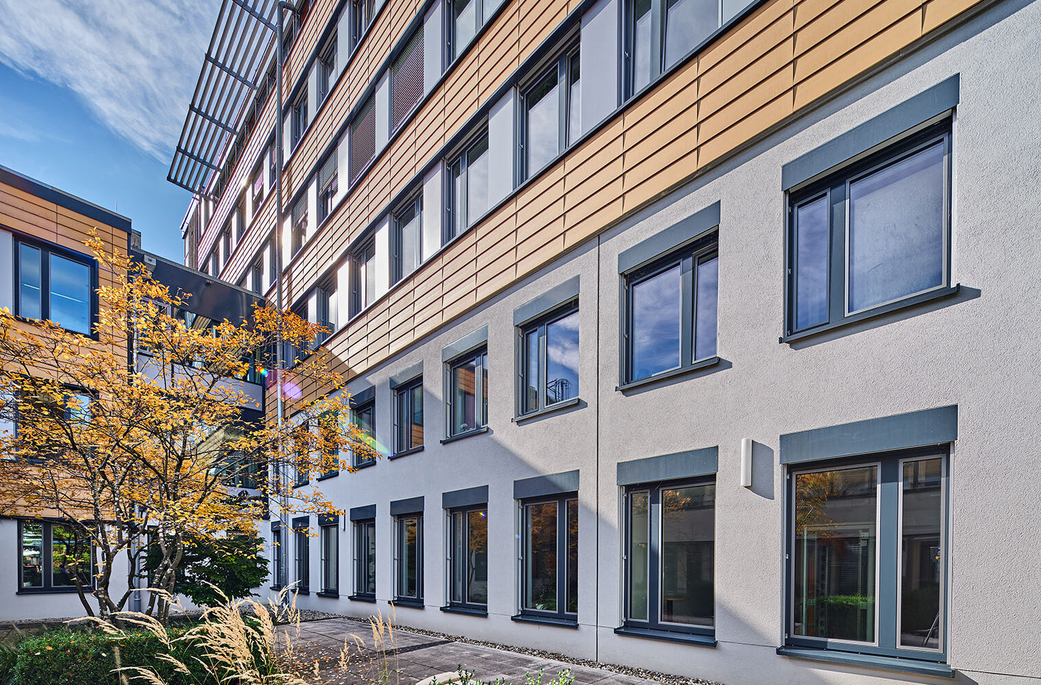 Seitliche Gebäudeansicht des Landratsamtes in Ebersberg mit Holz-Aluminium-Fenster von BUG