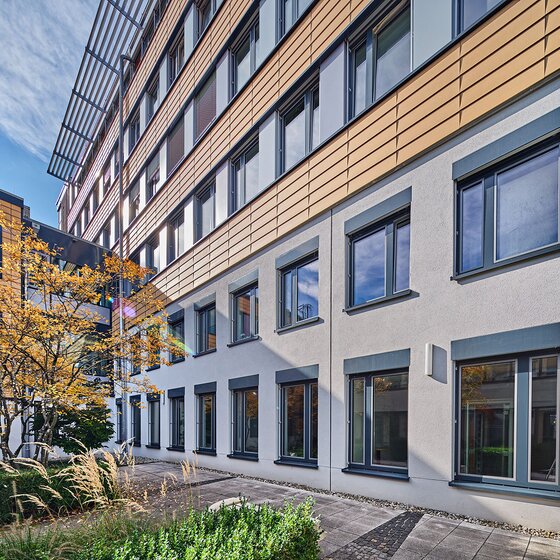 Seitliche Gebäudeansicht des Landratsamtes in Ebersberg mit Holz-Aluminium-Fenster von BUG