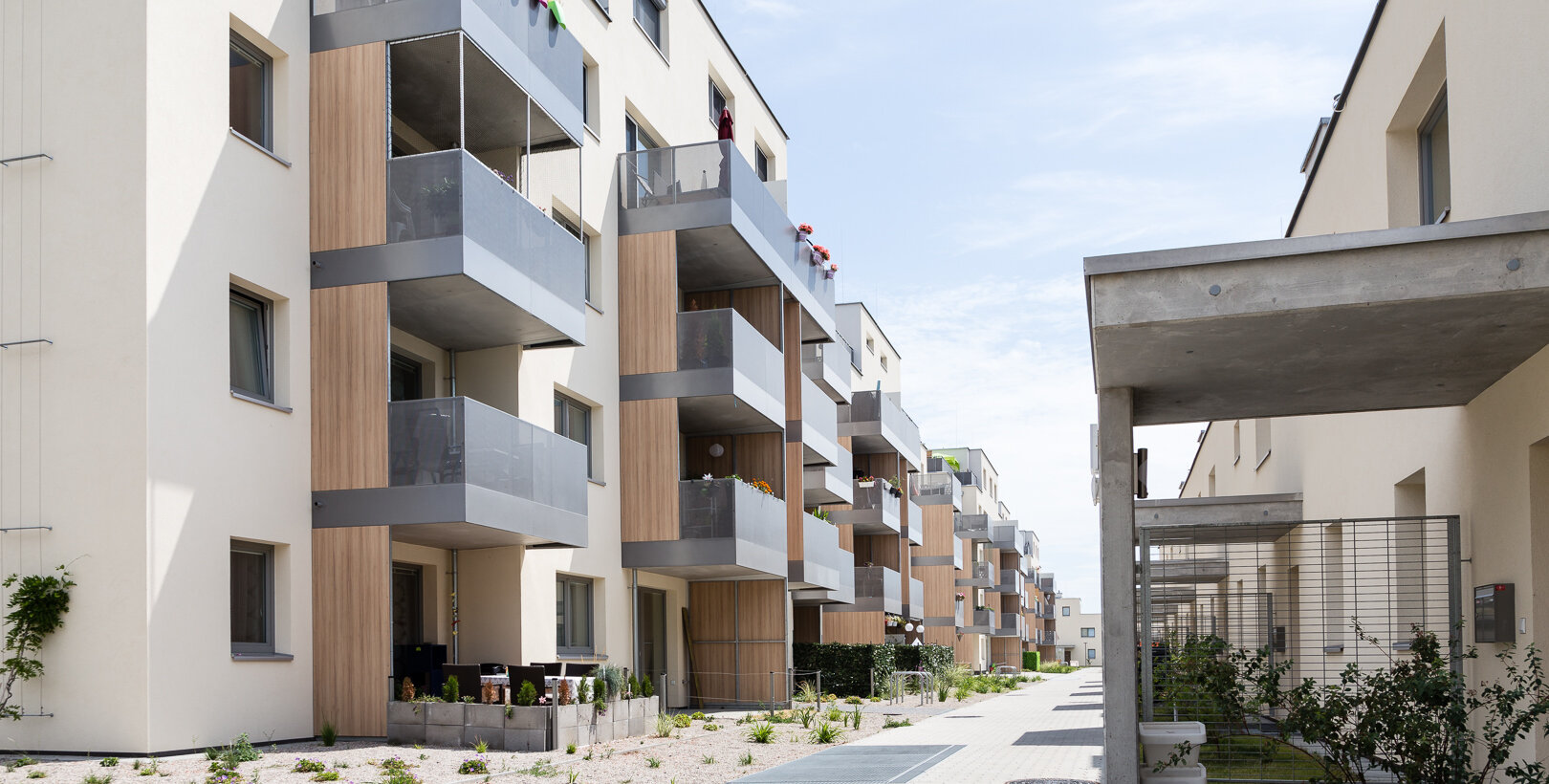 Seitliche Gebäudeansicht des Mehrfamilienhauses mit Innenhof in der Portheimgasse im 22. Bezirk in Wien-Donaustadt