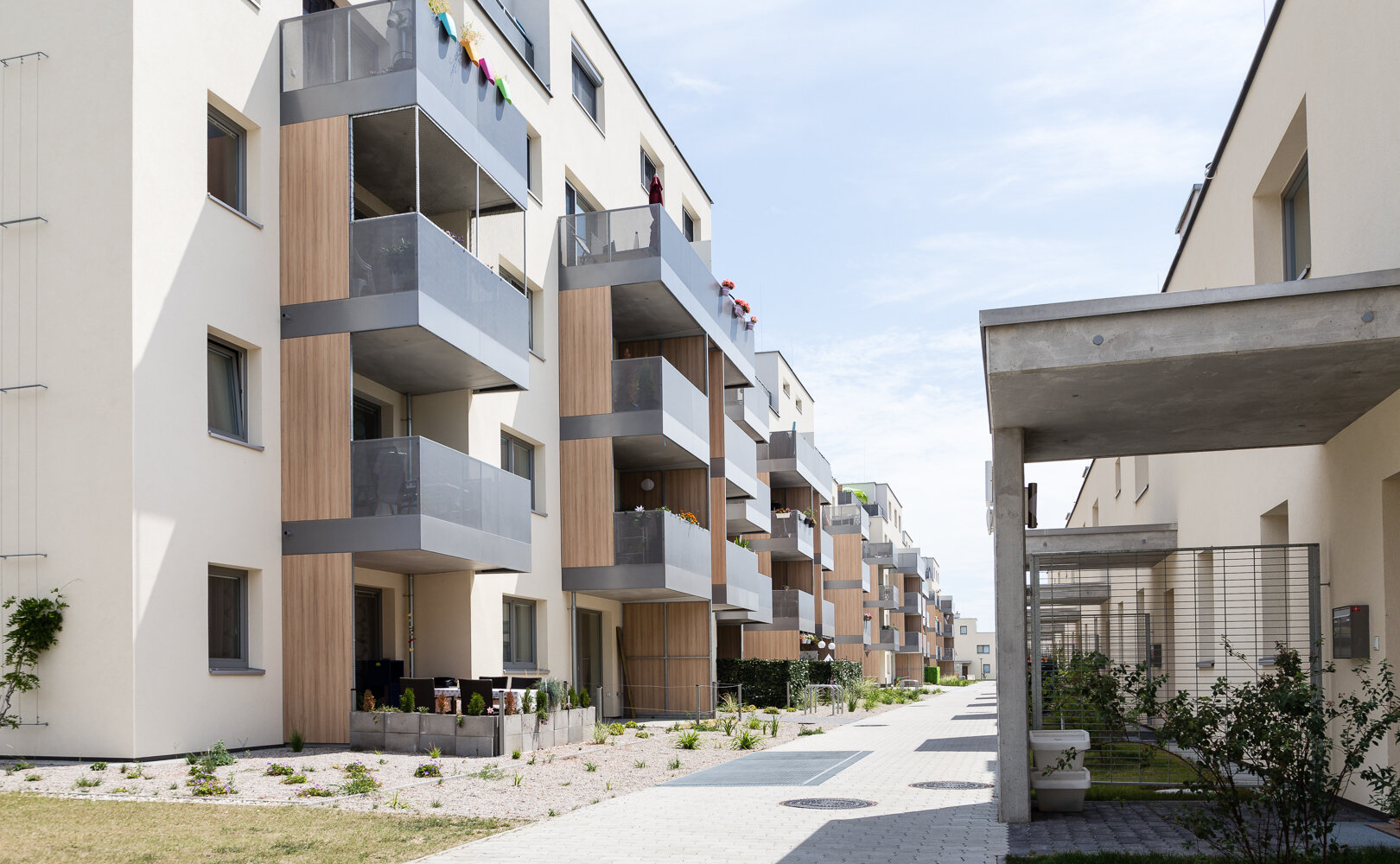 Seitliche Gebäudeansicht des Mehrfamilienhauses mit Innenhof in der Portheimgasse im 22. Bezirk in Wien-Donaustadt