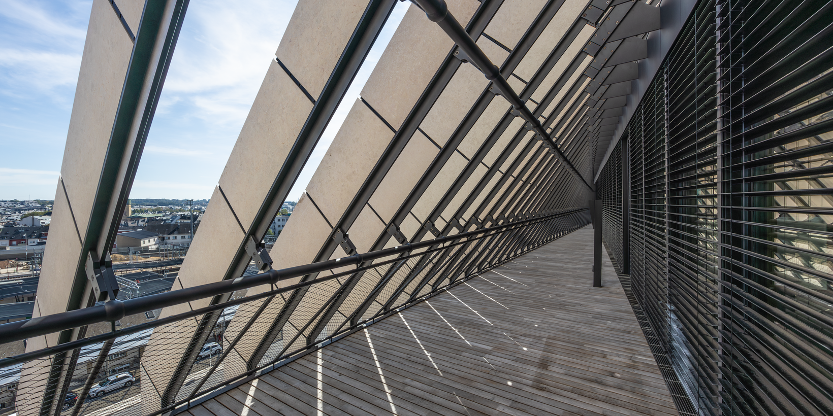 Blick in die Ferne von der Dachterrasse der Post Luxembourg