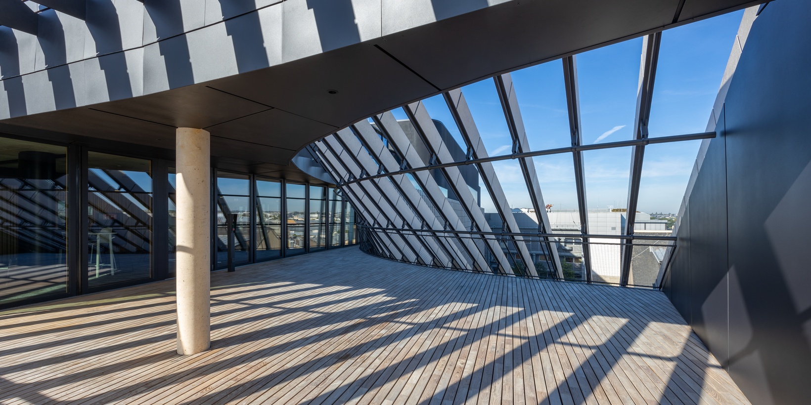 Fassadenansicht der Post Luxembourg-Gare mit Blick auf die Dachterrasse
