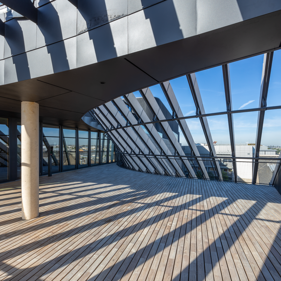 Fassadenansicht der Post Luxembourg-Gare mit Blick auf die Dachterrasse