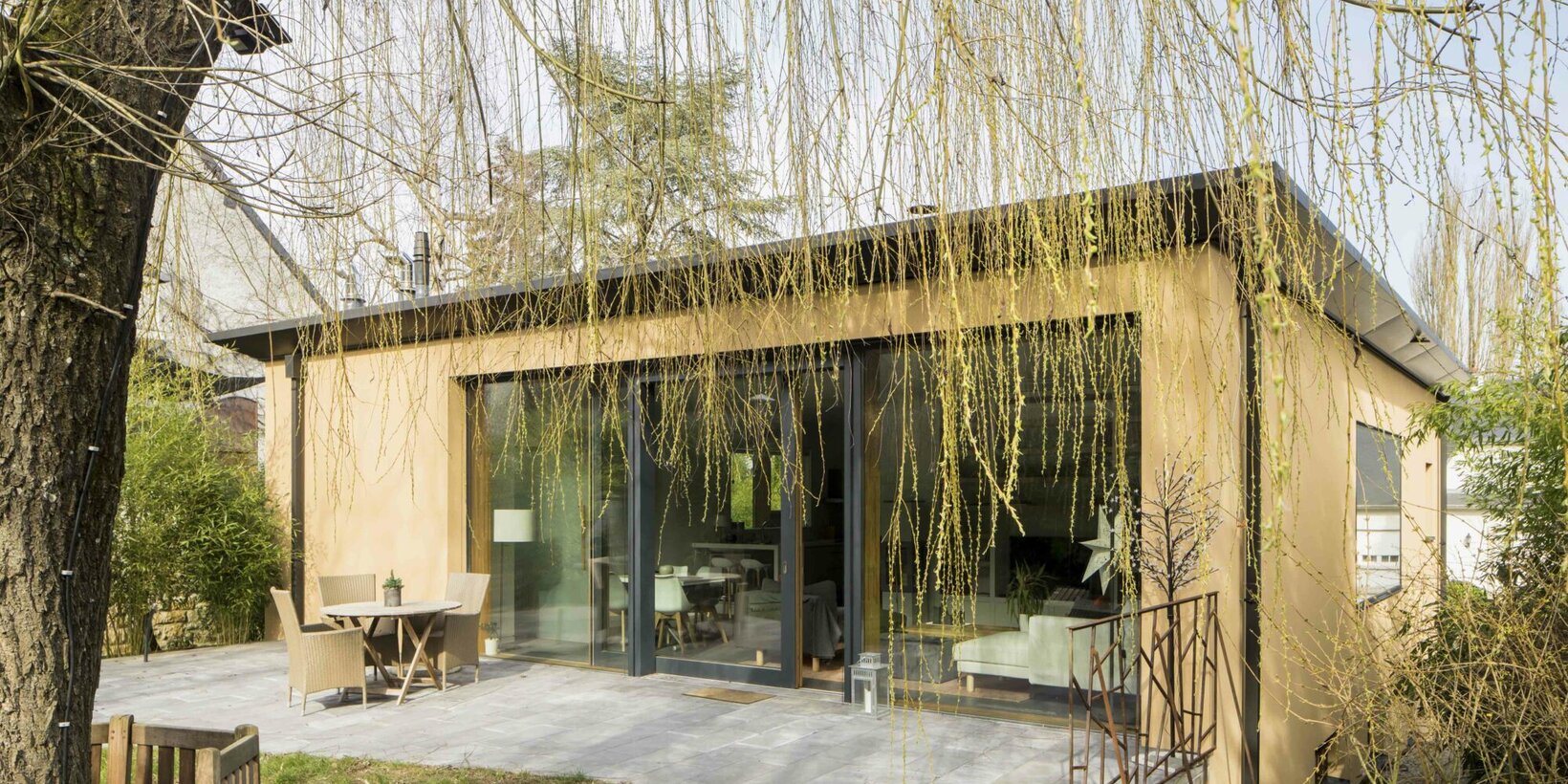 Gebäudeansicht des Privathauses mit Holz-Aluminium-Fenster von BUG in Bereldange