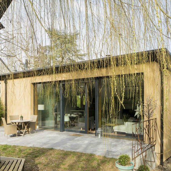 Gebäudeansicht des Privathauses mit Holz-Aluminium-Fenster von BUG in Bereldange