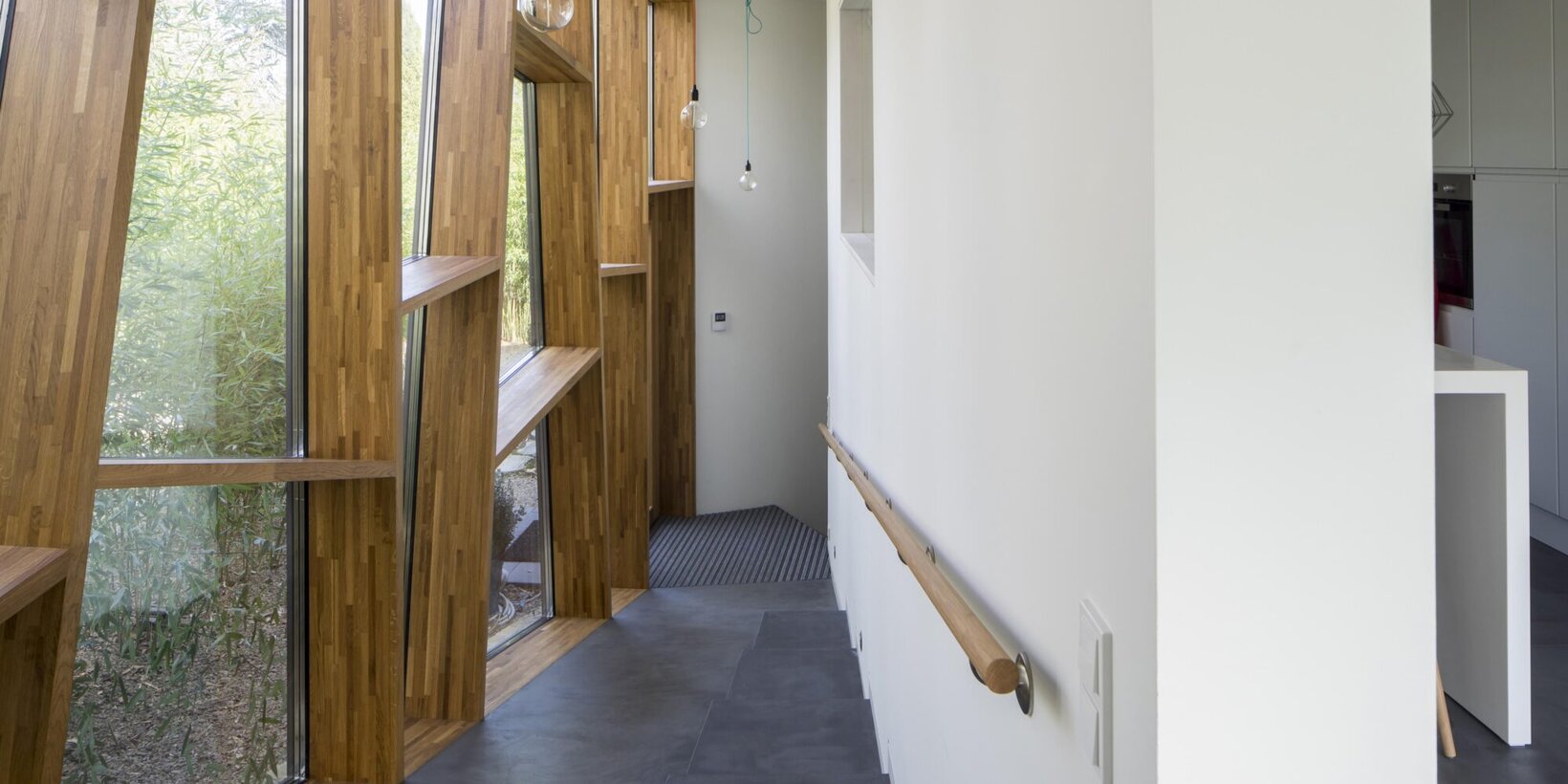 Blick durch die BUG Holz-Aluminium-Fenster vom Privathaus in Bereldange