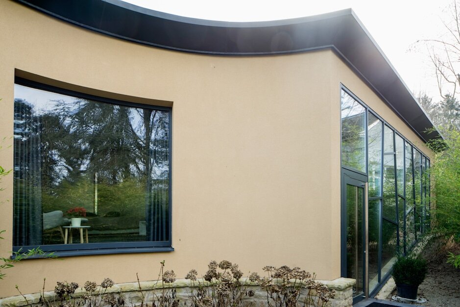 Fassadenansicht des Privathauses mit Holz-Aluminium-Fenster von BUG in Bereldange