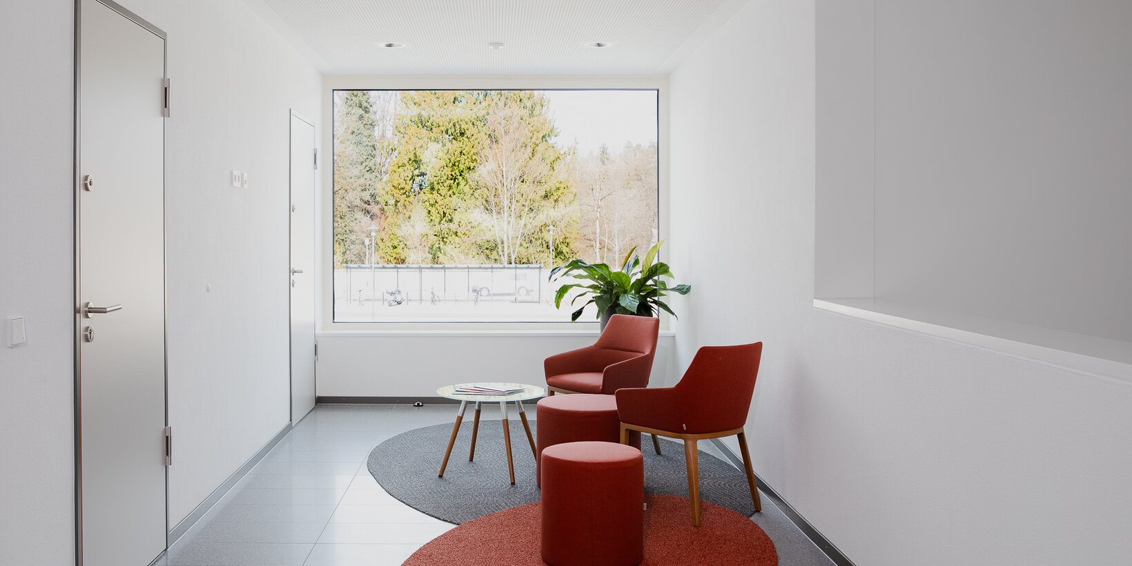 Wartebereich im Rathaus mit Blick aus dem Holz-Aluminium-Fenster von BUG