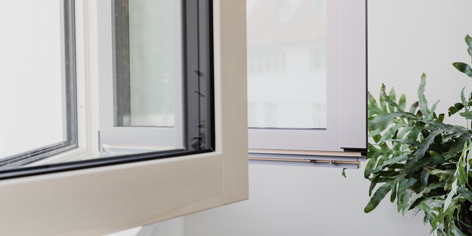 Geöffnete Flügelfenster nach innen der flächenversetzten Holz-Aluminium-Fenster von BUG im Rathaus in Wolfegg