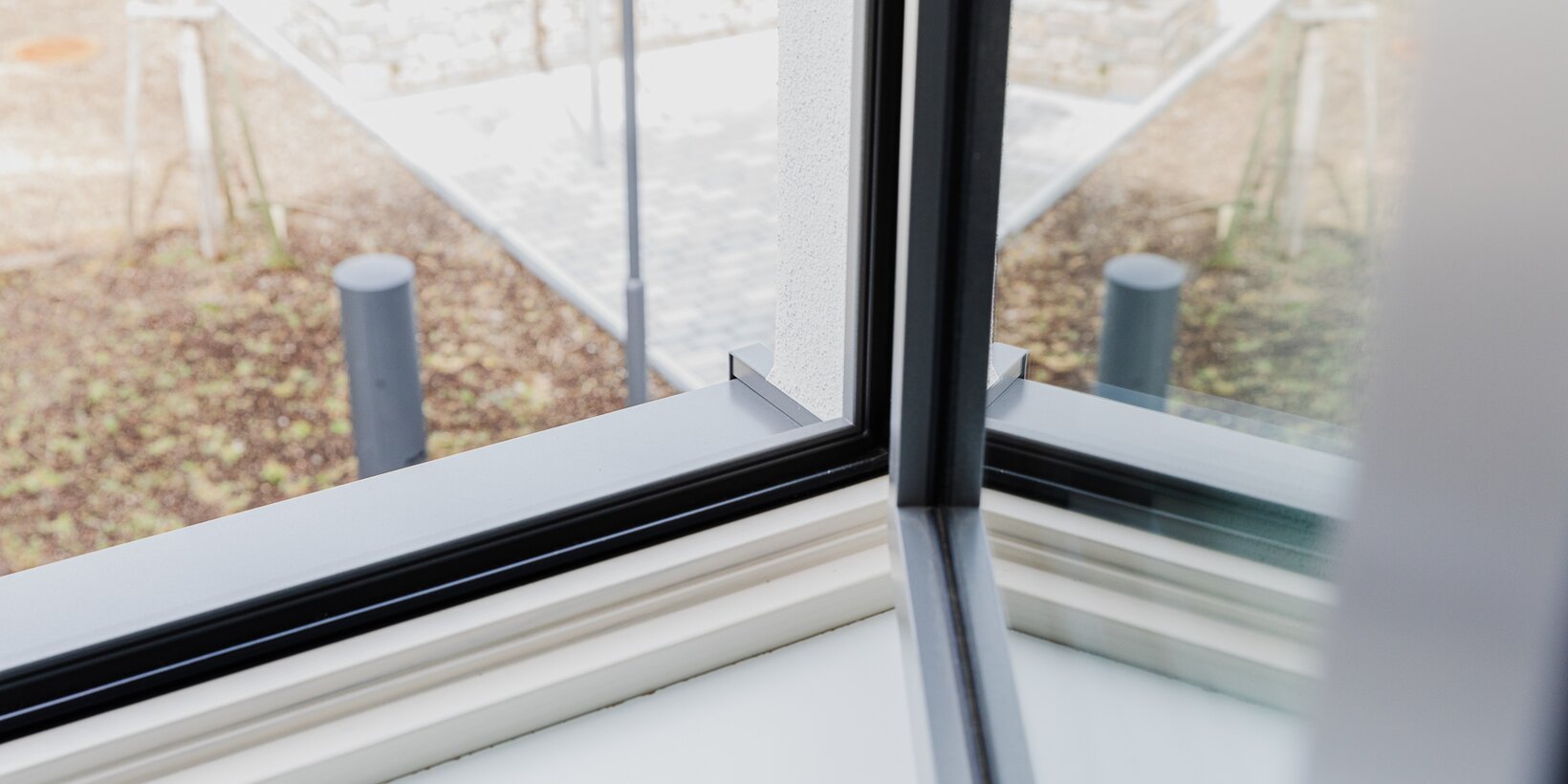 Nach innen geöffnetes flächenversetzte Holz-Aluminium-Fenster von BUG im Rathaus in Wolfegg