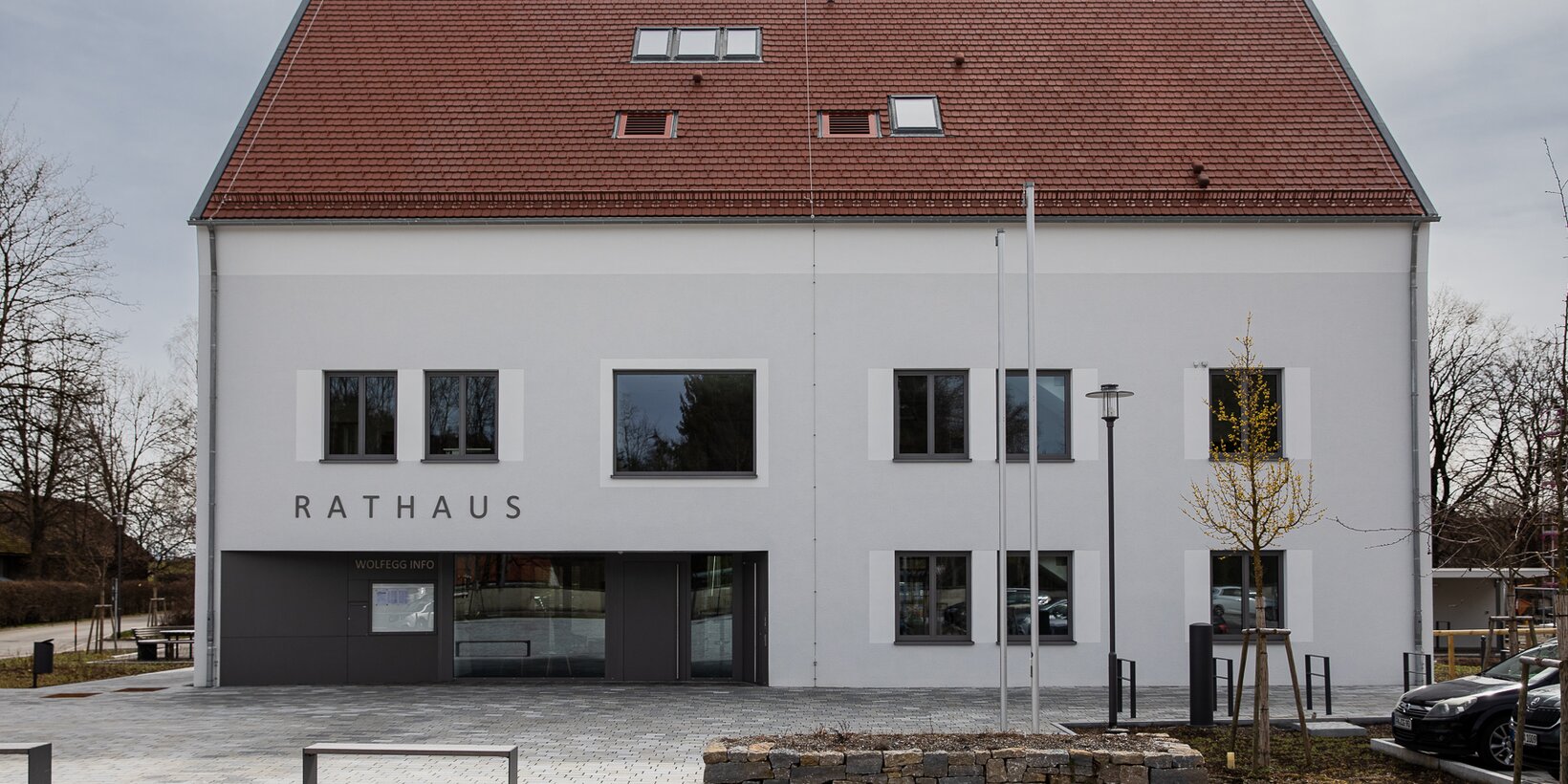 Gebäudeansicht des Rathauses in Wolfegg mit Holz-Aluminium-Fenstern und Fensterbänken von BUG