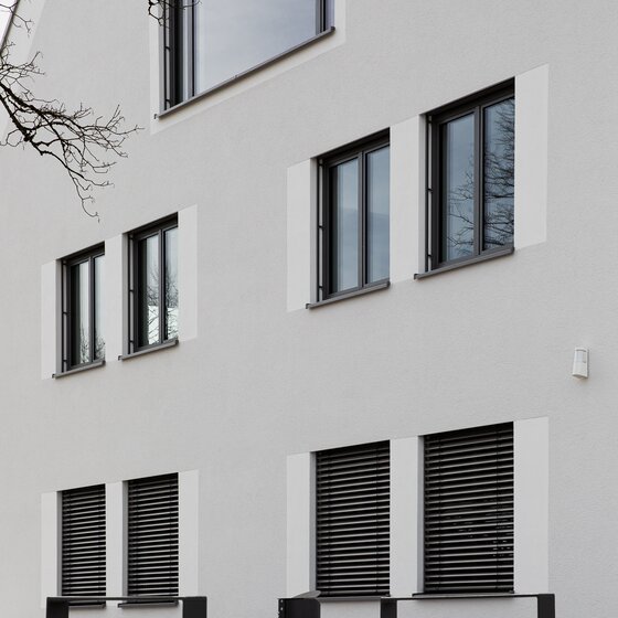 Fassadenansicht des Rathauses in Wolfegg mit Holz-Aluminium-Fenstern und Fensterbänken von BUG