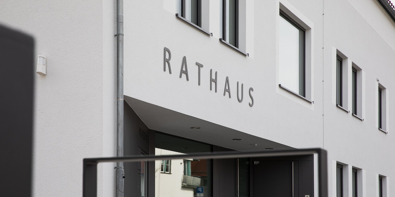 Ansicht der Holz-Aluminium-Fenstern und Fensterbänken von BUG in der Fassade des Rathauses in Wolfegg