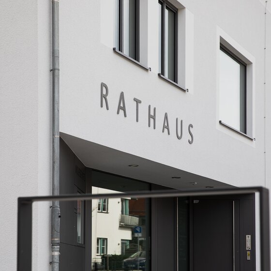 Ansicht der Holz-Aluminium-Fenstern und Fensterbänken von BUG in der Fassade des Rathauses in Wolfegg