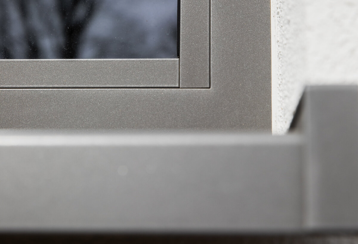 Außenverglasung mit Festverglasung mit Fensterbank und Gleitabschluss von BUG im Rathausgebäude in Wolfegg