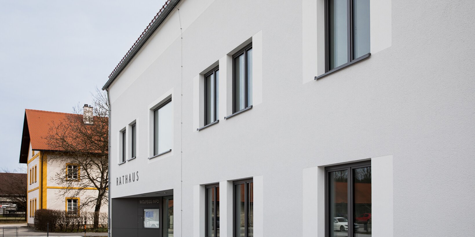 Seitliche Gebäudeperspektive des Rathauses in Wolfegg mit Holz-Aluminium-Fenstern und Fensterbänken von BUG