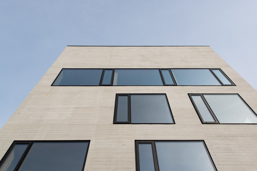 Fassadenansicht von außen mit Holz-Aluminium-Fenster von BUG