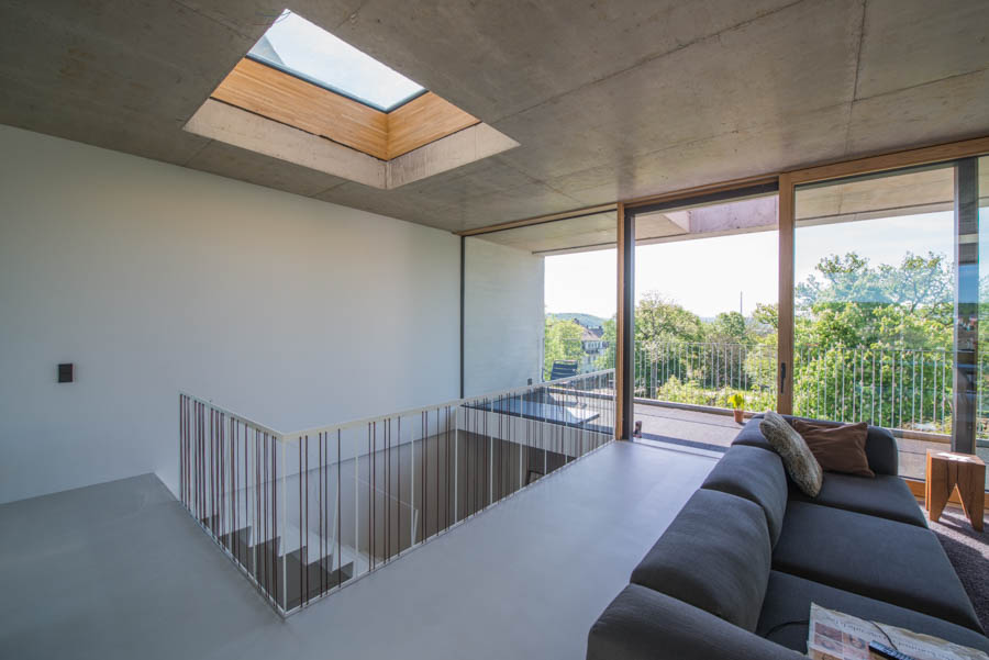 Ansicht des Wohnzimmers mit Blick nach außen durch die Hebeschiebetüre von BUG