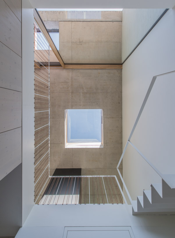 Deckenblick mit eingebauten Dachfenster