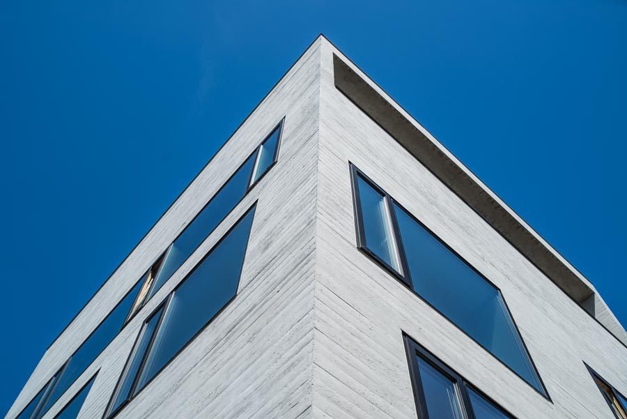 Fassadenansicht über die Ecke von außen mit Holz-Aluminium-Fenster von BUG