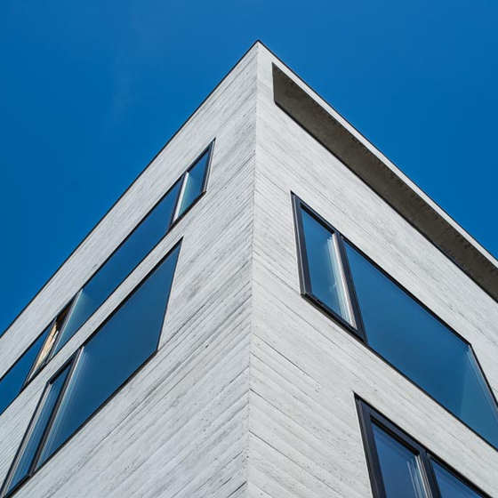 Fassadenansicht über die Ecke von außen mit Holz-Aluminium-Fenster von BUG