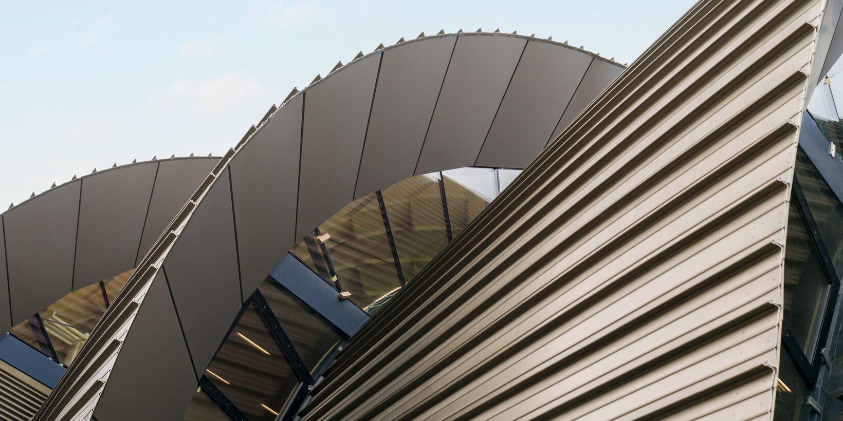 Ansicht der Bogen von Außen von der Werkhalle und Bürogebäude von Annen plus