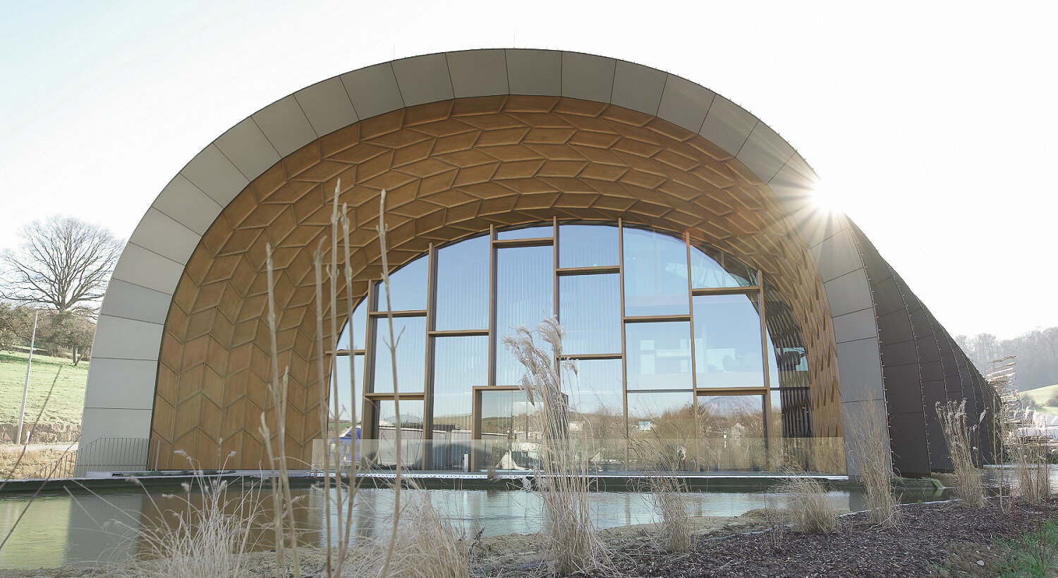 Gebäudeansicht der Werkhalle und Bürogebäude von Annen plus mit Holz-Alumnium-Fenster von BUG