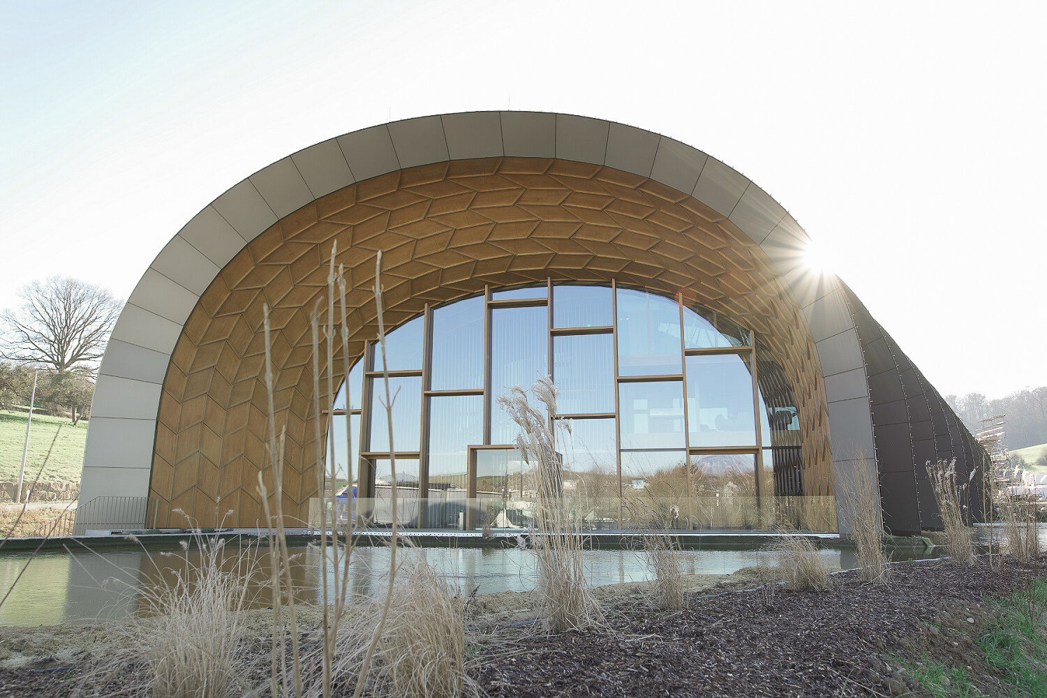 Gebäudeansicht der Werkhalle und Bürogebäude von Annen plus mit Holz-Alumnium-Fenster von BUG