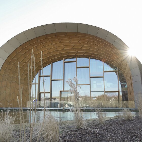 Gebäudeansicht der Werkhalle und Bürogebäude von Annen plus mit Holz-Alumnium-Fenster von BUG