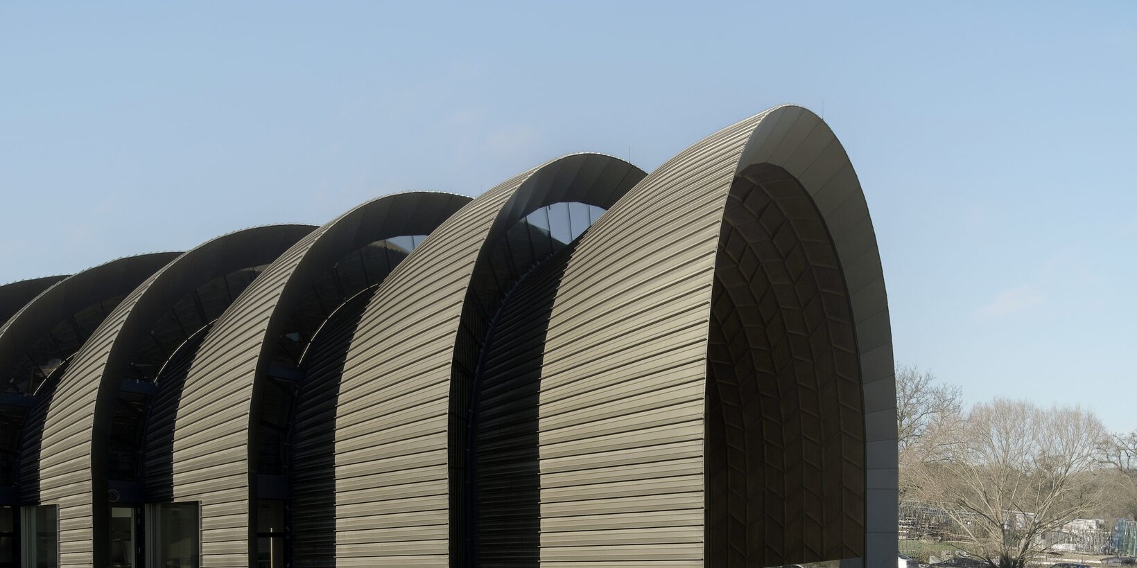 Fassadenansicht der Bögen von der Werkhalle und Bürogebäude von Annen plus