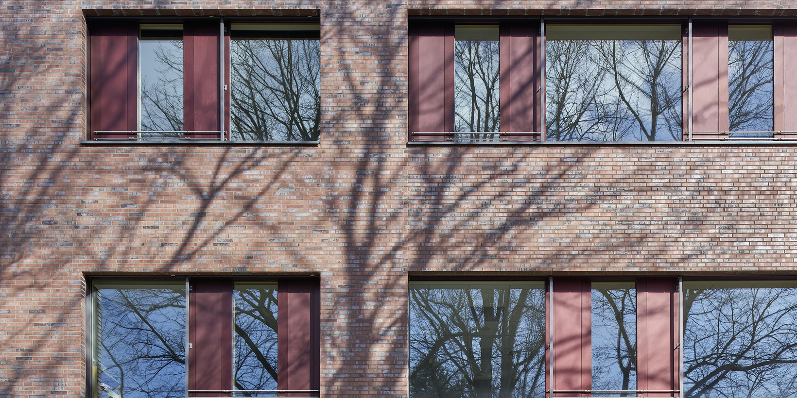 Fassadenansicht der Wiehagenschule in Werne mit Holz-Aluminium-Fenster von BUG