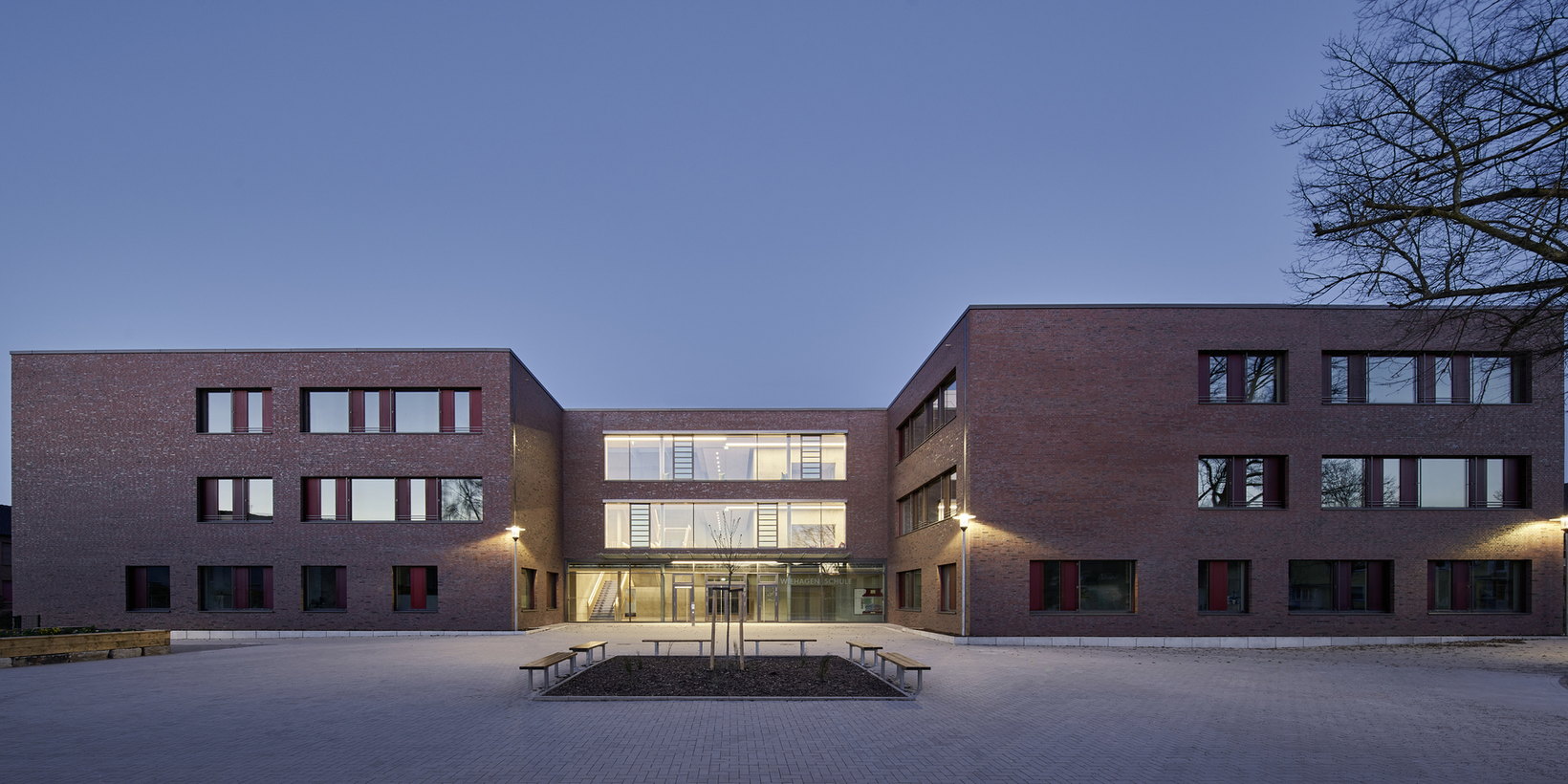 Gebäudeansicht von vorne am Abend der Wiehagenschule in Werne mit Holz-Aluminium-Fenster von BUG