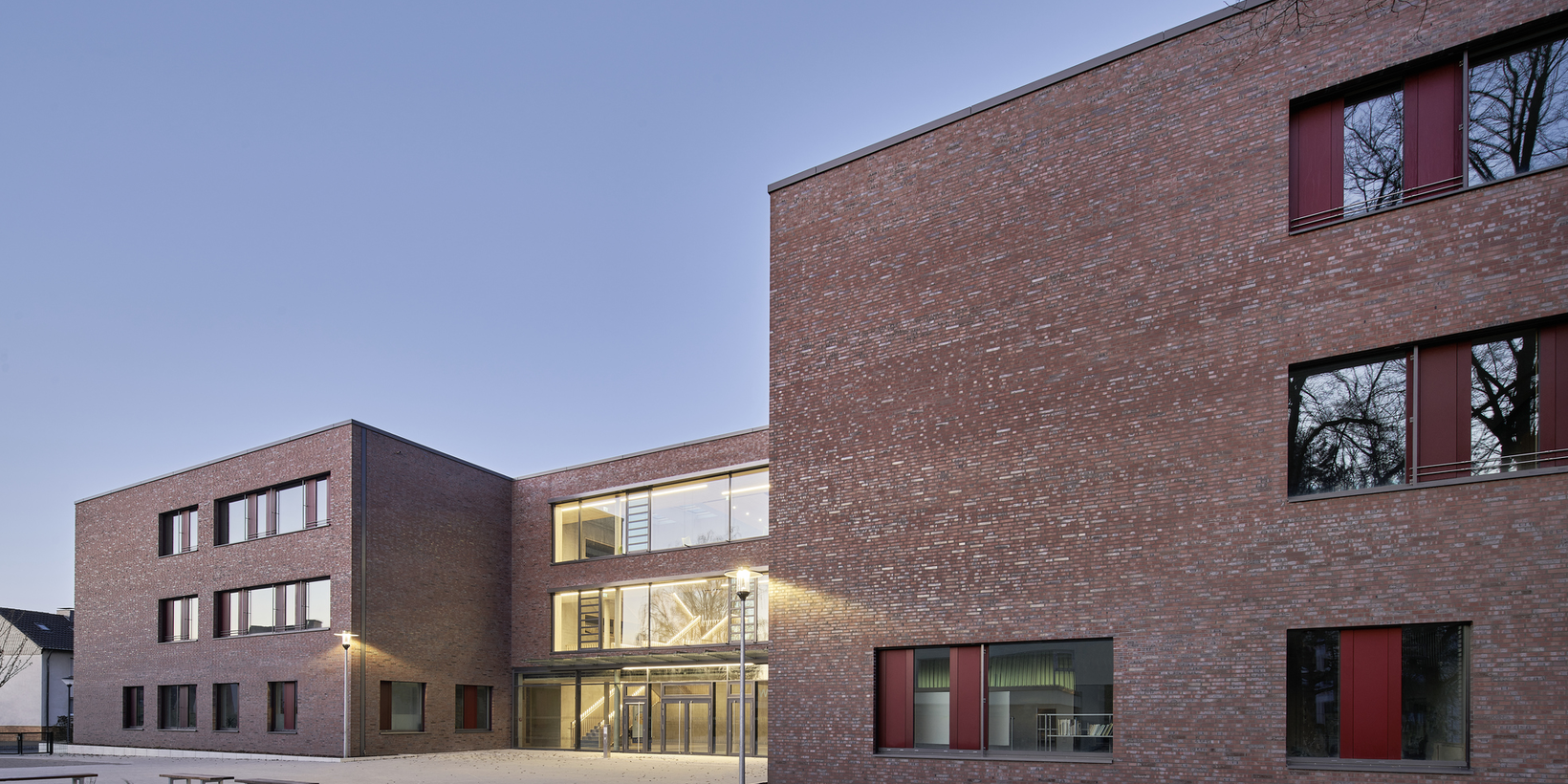 Gebäudeansicht der Wiehagenschule in Werne mit Holz-Aluminium-Fenster von BUG