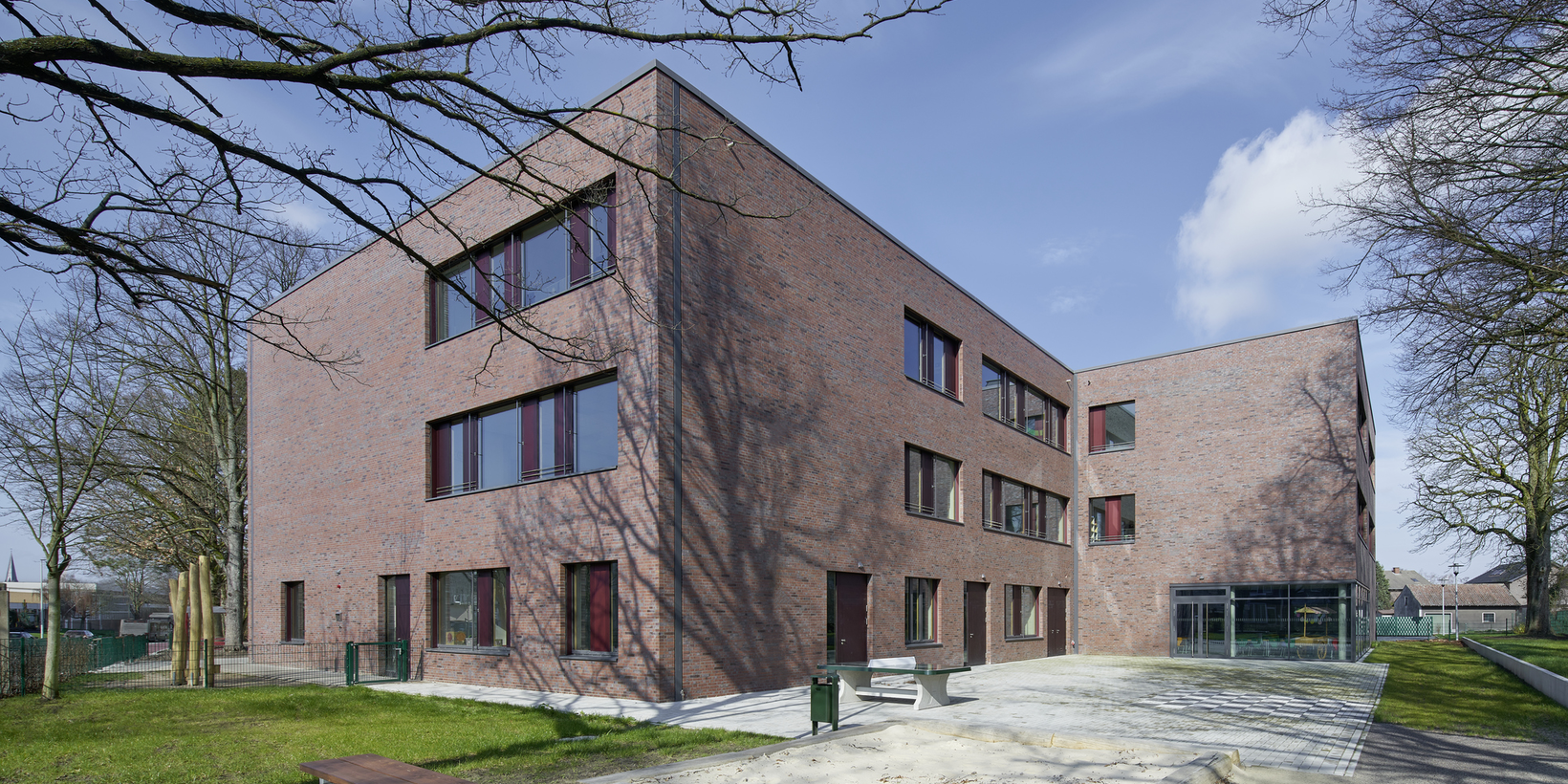 Wiehagen Gesamtschule in Werne mit Holz-Aluminium-Fenstern von BUG