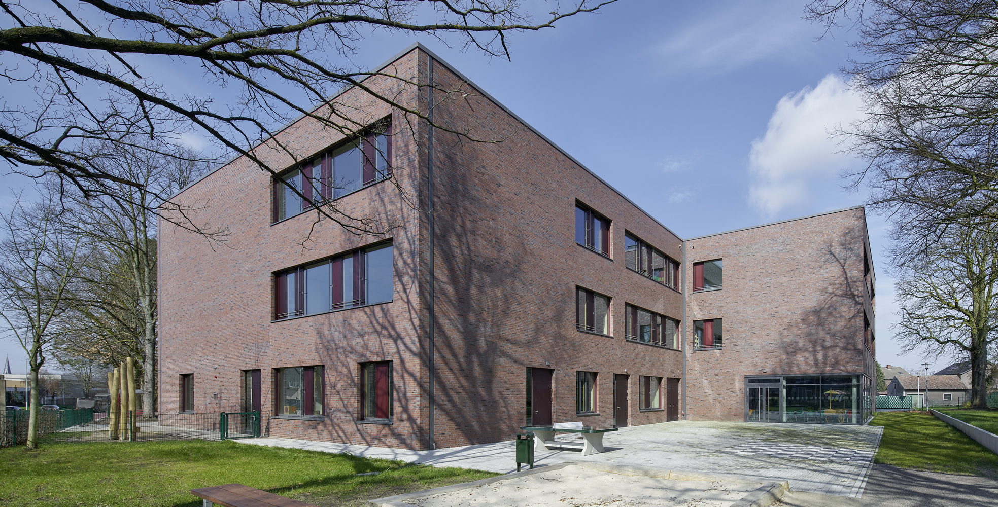 Wiehagen Gesamtschule in Werne mit Holz-Aluminium-Fenstern von BUG