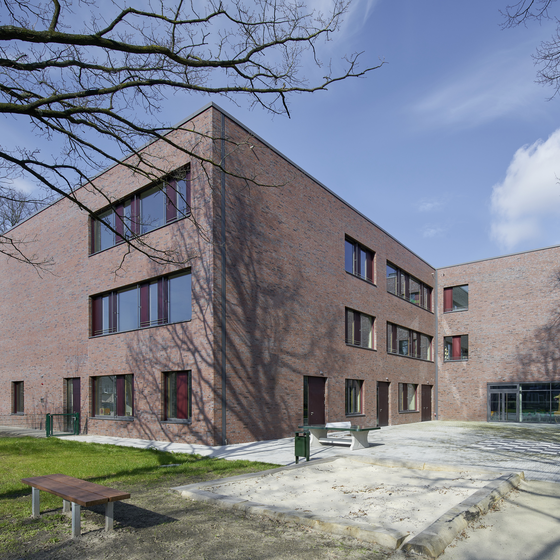 Wiehagen Gesamtschule in Werne mit Holz-Aluminium-Fenstern von BUG