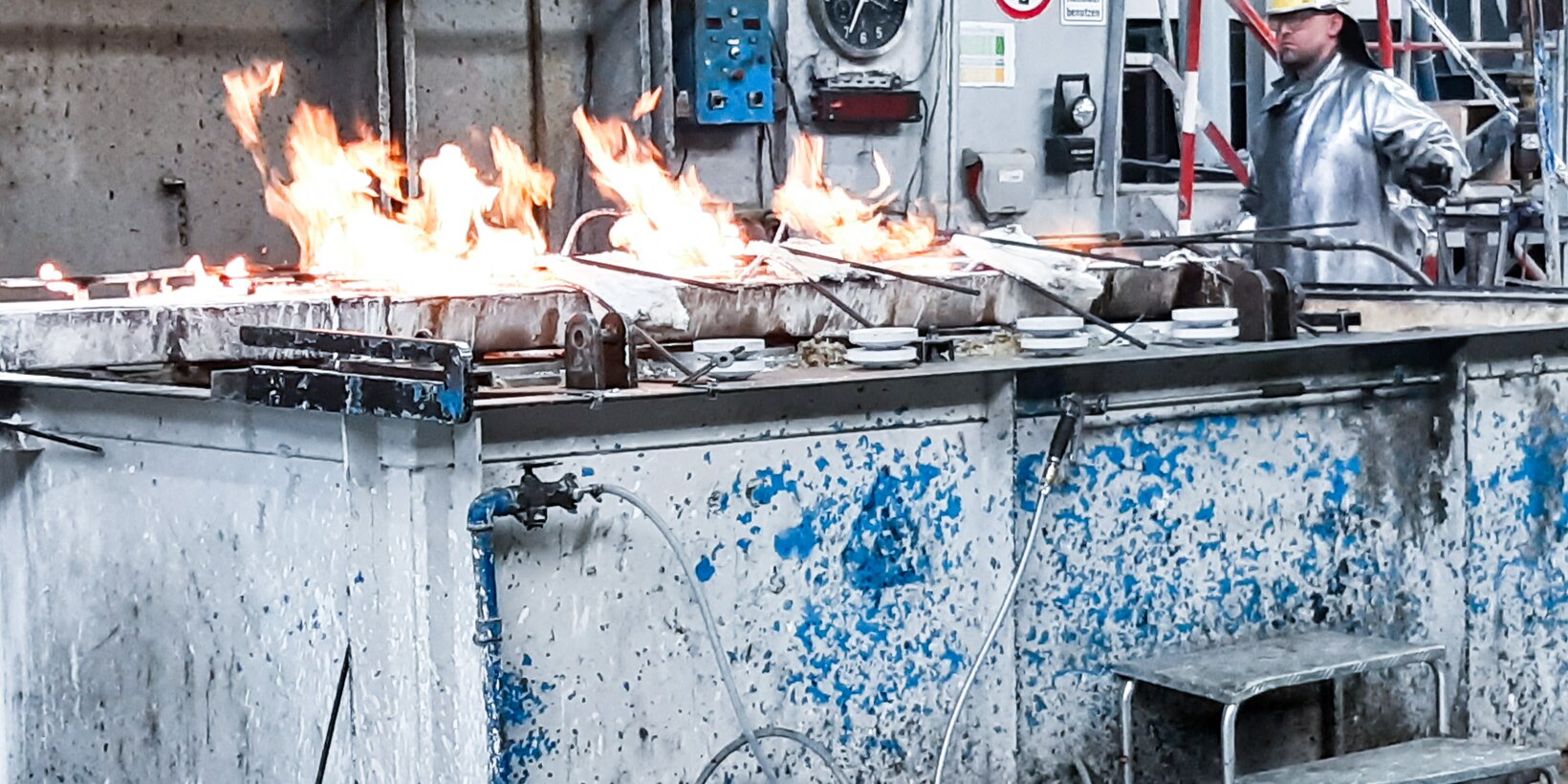 Mitarbeiter in der eigenen Gießerei am Standort in Hettstedt